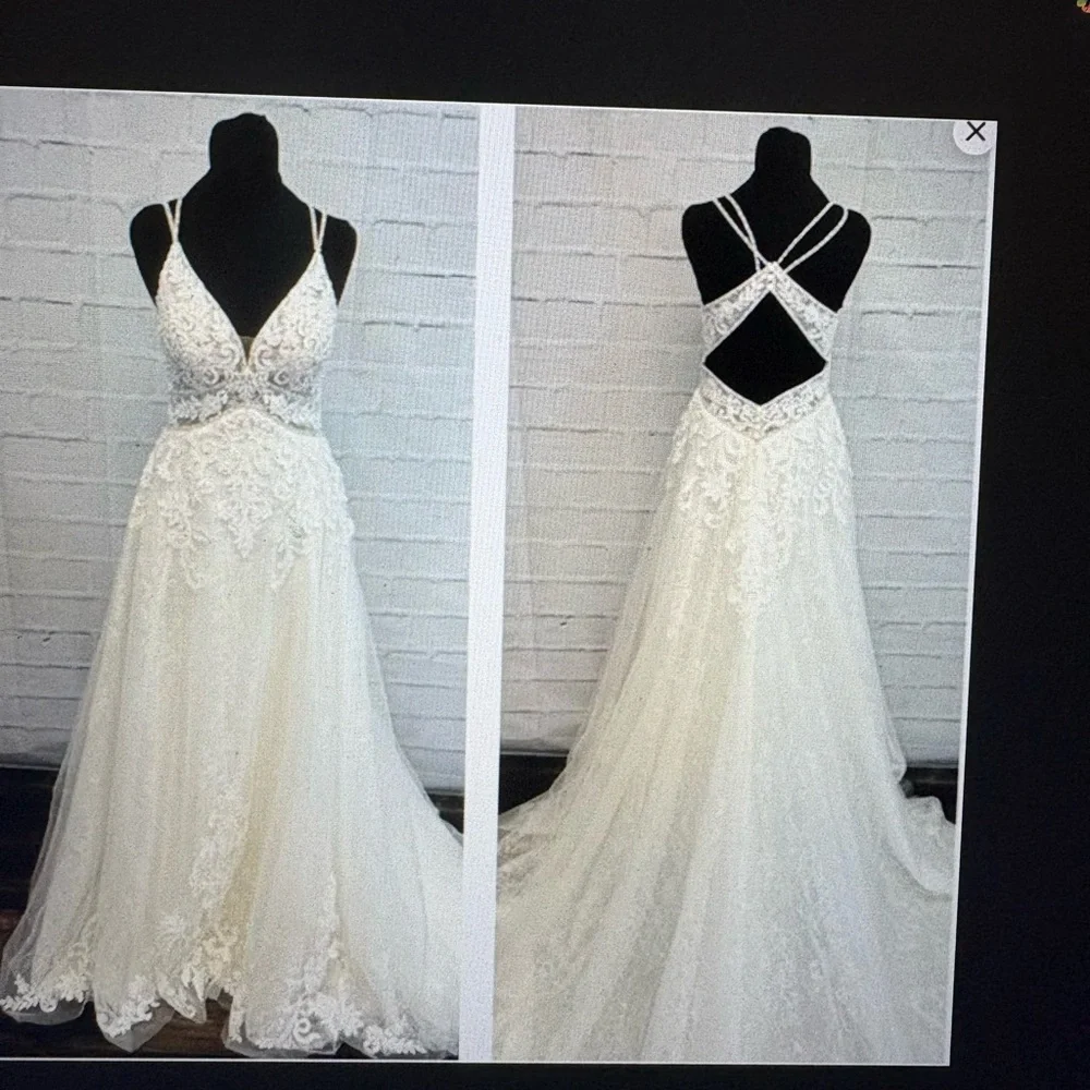 Elegant Lace Wedding Dress - Picture 1 of 1